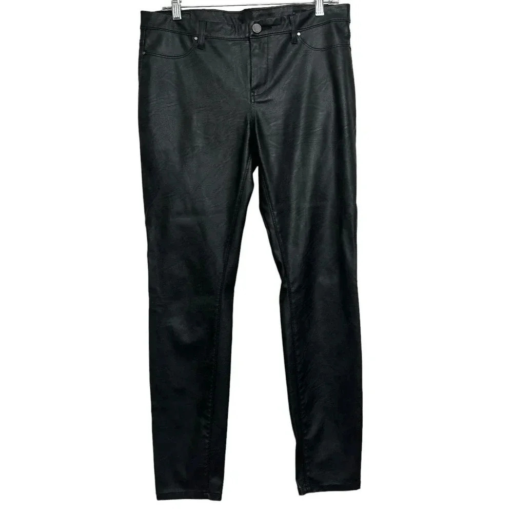 BlankNYC women’s faux leather mid rise skinny jeans in black. Size 30